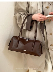 Detailansicht der dunkelbraunen Leder-Boston-Bag mit dünnen Doppel-Schultergurten
