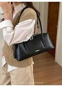 Schwarze Retro Boston Tasche mit silbernen Beschlägen als minimalistische Schultertasche