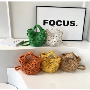 Détail de cinq sacs seaux colorés au crochet avec des motifs de tricot texturés
