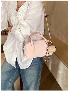 Sac à main bowling rose avec breloque chiot en peluche et chaîne perlée sur chemisier