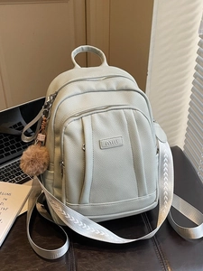 Sac à dos en cuir litchi vert clair avec bretelles jacquard et charm en peluche brun