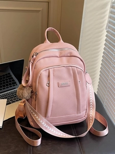 Sac à dos rose en cuir grainé avec sangle brodée et porte-clés en peluche doux