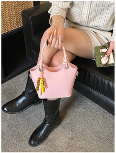 Detail der rosa Bucket Bag aus Faltenleder mit Perlenanhänger und Metallringen