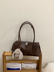 Retro dunkelbraune Boston-Tasche aus Leder mit Plüschhasen-Anhänger und Silber-Zipper