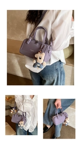 Dettaglio della borsa in pelle PU viola lavanda con ciondolo a orsetto e tracolla