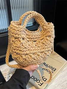 Sac de plage crocheté à la main en kaki clair avec bandoulière et doubles poignées