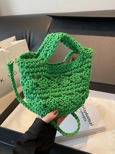 Sac de plage vert crocheté à la main avec texture ajourée et bandoulière tissée assortie