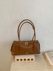 Retro braune Boston Schultertasche aus mattem Leder mit Doppelreißverschluss und Silber-Logo
