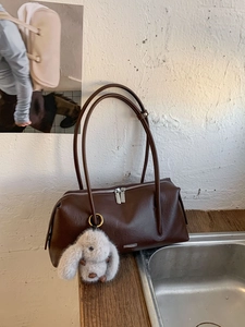 Dunkelbraune Boston-Tasche aus glänzendem Kunstleder mit süßem Plüschhasen-Anhänger für Alltag