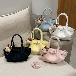 Bolsos bombonera de cuero minimalistas en cinco colores con colgantes y correa de hombro