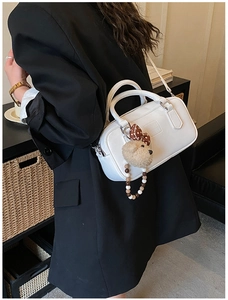 Sac à main en cuir blanc avec logo et charmant pendentif d'ours en peluche marron