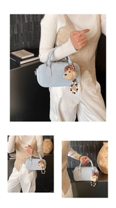 Vue détaillée du sac bowling en cuir bleu clair avec breloque ours et perles en bois