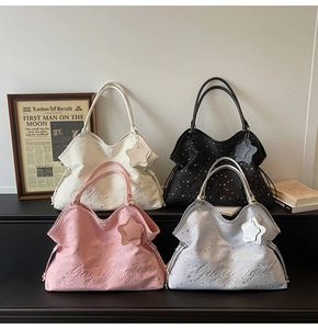 Détail de sacs cabas tendance en quatre couleurs avec étoiles et broderie de lettres