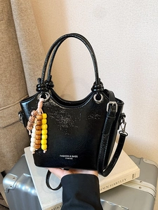 Sac seau élégant en cuir verni noir avec perles colorées et bandoulière de détails
