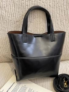 Sac à main noir brillant à la mode avec double poignée et bandoulière dorée amovible