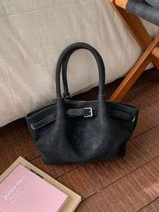 Bolso cubo negro minimalista con textura de ante mate y cierre de hebilla para mujer
