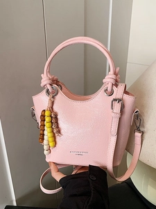 Sac seau rose clair plissé avec poignée nouée et accessoire à franges bohème