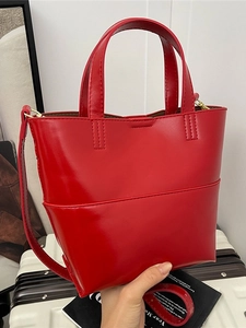 Sac fourre-tout élégant en cuir rouge avec double poignée et bandoulière amovible
