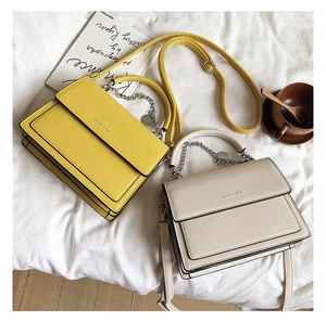 Détail de sacs en cuir jaune et beige avec poignées en chaîne et texte Fashion & Bags