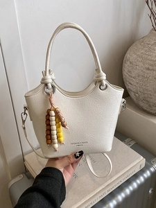 Sac seau blanc en relief lychee avec breloque perlée et poignée supérieure élégante