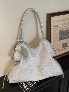 Sac fourre-tout argenté à motif d'étoiles avec finition métallique et bandoulière