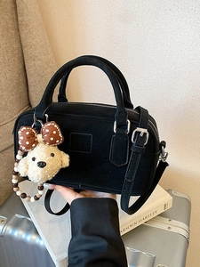 Sac à main bowling vintage noir avec un pendentif chiot et une bandoulière réglable