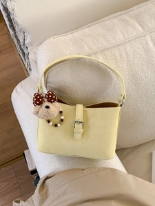 Retro Damen Schultertasche in Creme mit süßem Bärenanhänger und silberner Schnalle