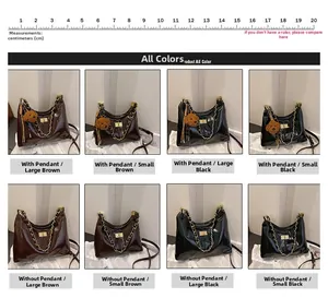 Detailansicht glänzender Ledertaschen mit Metallketten und Bärenanhängern in verschiedenen Größen