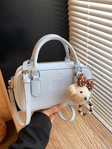 Sac bowling en similicuir bleu clair avec gaufrage et charmant pendentif ours en peluche
