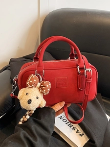 Sac bowling rouge rétro de style Boston avec poignées et breloque chiot en peluche