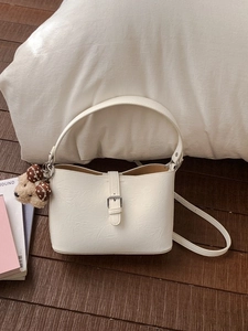 Weiße Retro-Achseltasche mit Blattprägung und süßem Bärenanhänger für Damen