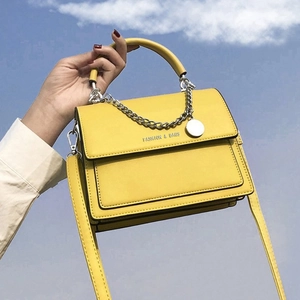 Sac bandoulière jaune en cuir avec chaîne argentée et texte Fashion & Bags sur le rabat