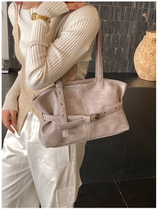 Dettaglio della borsa tote vintage lilla con cinturini decorativi e occhielli in metallo