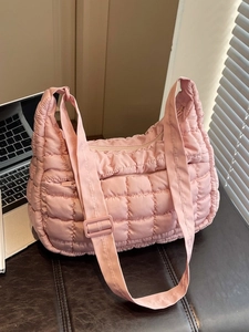 Sac fourre-tout rose matelassé avec bandoulière réglable et design rembourré doux