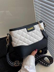 Borsa hobo trapuntata a rombi con ampia tracolla in tessuto e catena dorata