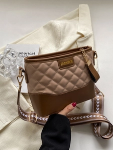 Borsa a tracolla trapuntata marrone con cinturino largo e base in pelle in un set morbido