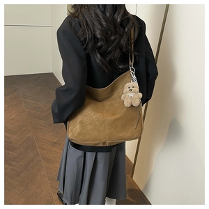 Sac hobo marron grande capacité avec breloque ours et large bandoulière en détail