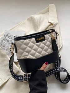 Borsa a tracolla trapuntata beige e nera con ampia tracolla a motivi geometrici