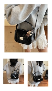 Sac polochon noir plissé brillant avec bandoulière chaîne et pendentif poupée mignon