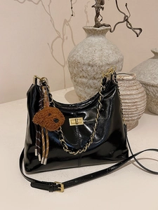 Schicke schwarze Lackleder-Schultertasche mit Goldverschluss, Kette und Plüsch-Anhänger