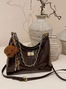 Dunkelbraune Lackleder-Schultertasche mit Goldkette und Plüsch-Hundeanhänger Dekor