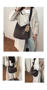 Vues détaillées du sac hobo en similicuir marron foncé avec charm ours et large bandoulière