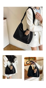 Grand sac fourre-tout noir avec breloque ours brun présenté en plusieurs styles de port