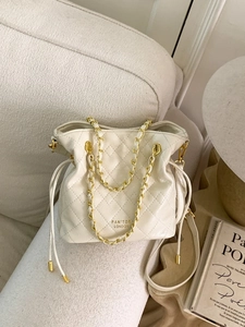 Sac seau vintage beige matelassé avec bandoulière chaîne dorée et cordon de serrage