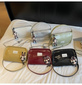 Six couleurs de mini sacs plissés brillants avec pendentifs mignons et étiquette de marque