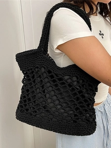Borsa tote nera in crochet traforato in stile minimal per vacanze estive al mare