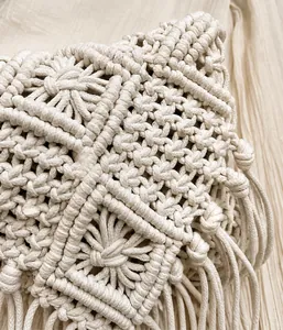Detalle del bolso tejido bohemio con intrincados nudos hechos a mano y flecos suaves