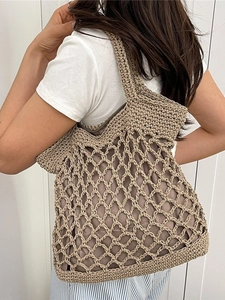 Borsa tote in paglia beige all'uncinetto con ampia tracolla per le vacanze estive