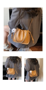 Détail du sac seau jaune gingembre avec design plissé et chaîne en argent