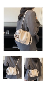 Détails du sac nuage plissé crème avec chaîne argentée et breloques ourson